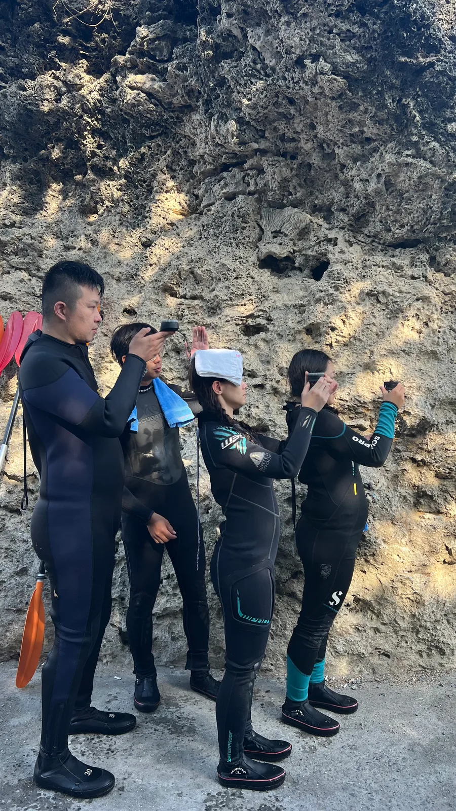 學員在岸上練習使用指北針判斷方向