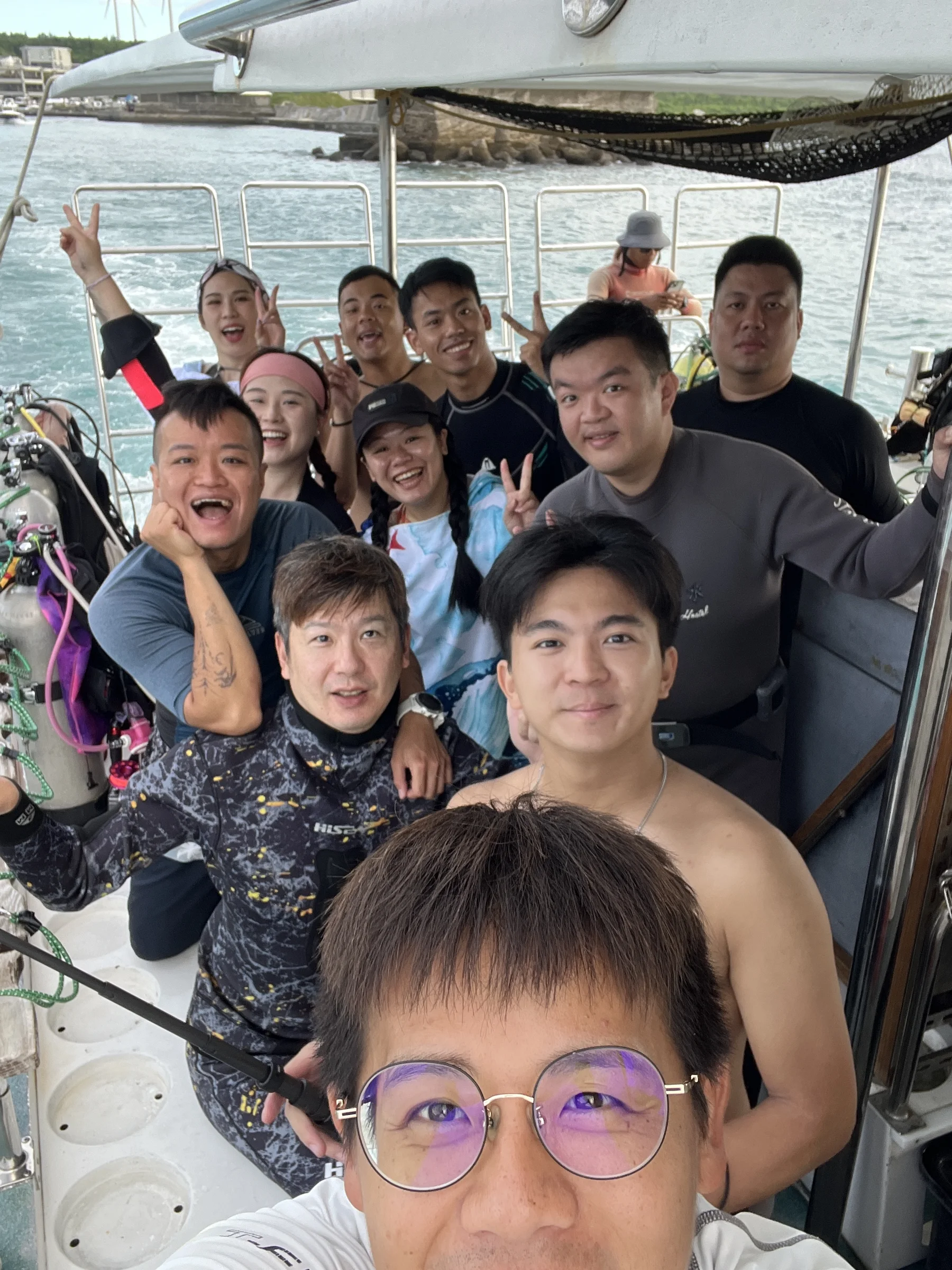 教練與潛水夥伴在船上開心合照