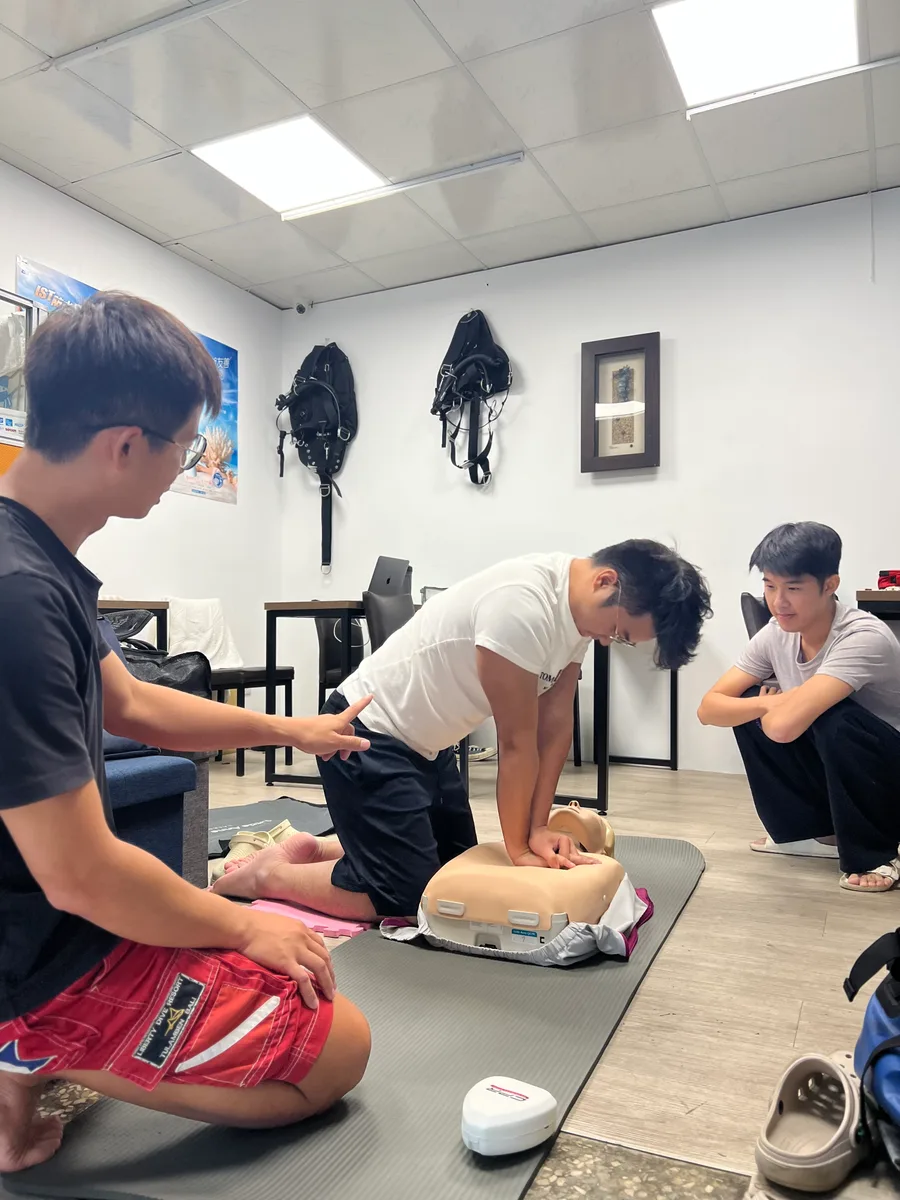 學員使用急救假人練習胸外按壓